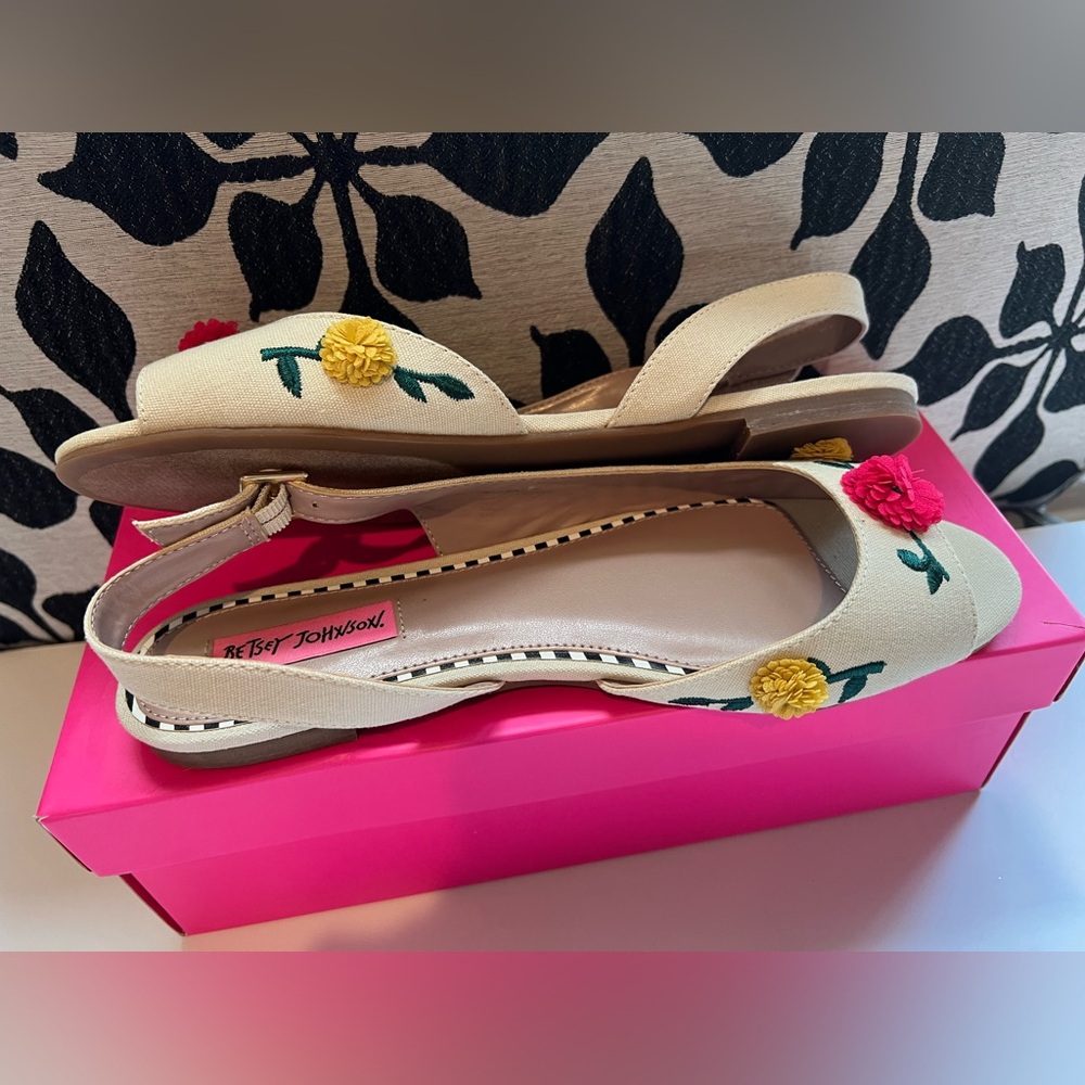 NEW & RARE Betsey Johnson Eyrica Natural Canvas Floral Garden Party Flat Shoe - Picture 6 of 12